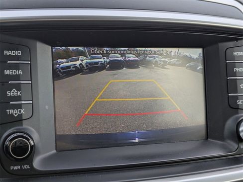 Used 2020 Kia Sorento LX image 19