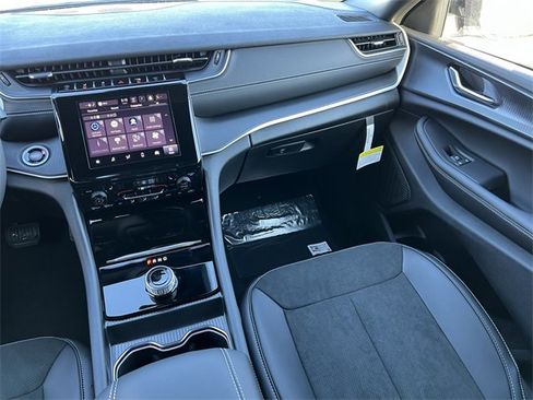 New 2025 Jeep Grand Cherokee Altitude image 31