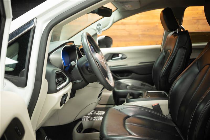Used 2023 Chrysler Pacifica Touring-L FWD image 9