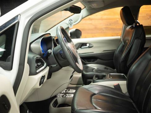 Used 2023 Chrysler Pacifica Touring-L FWD image 9