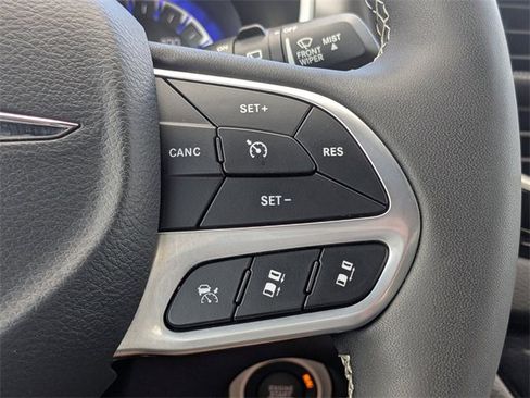 Used 2025 Chrysler Pacifica Select image 30