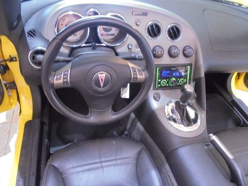 Used 2007 Pontiac Solstice Convertible RWD image 9