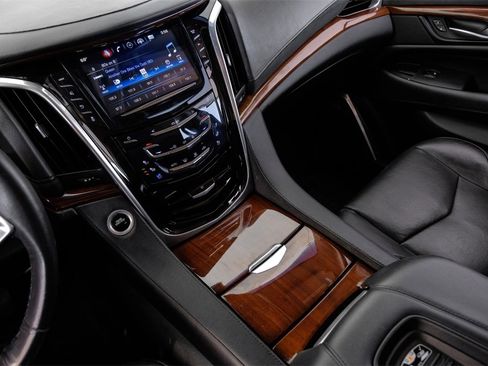 Used 2019 Cadillac Escalade ESV Luxury image 25