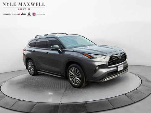 Used 2022 Toyota Highlander Platinum image 2