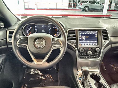 Used 2018 Jeep Grand Cherokee Altitude image 16