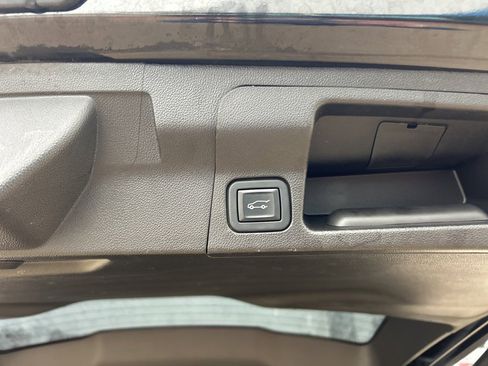 Used 2023 GMC Acadia SLE w/ Driver Convenience Package image 9