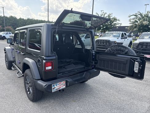Used 2024 Jeep Wrangler Unlimited Sport AWD/4WD image 18