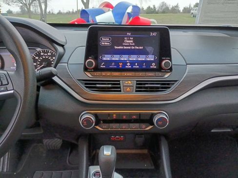 Used 2024 Nissan Altima 2.5 SV image 25