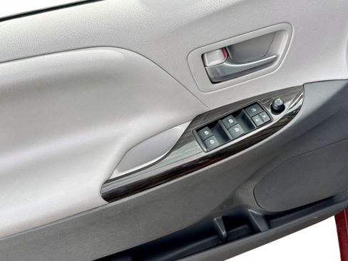 Used 2016 Toyota Sienna XLE image 18