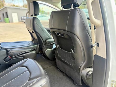 Used 2024 Chrysler Pacifica Touring-L image 25