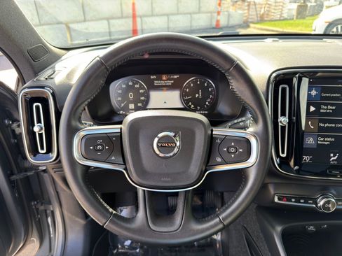 Used 2019 Volvo XC40 T4 Momentum image 19