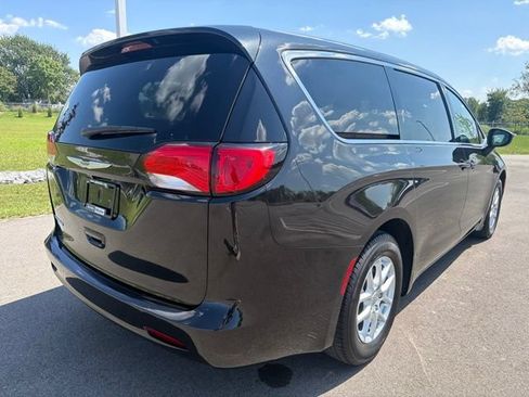 Used 2022 Chrysler Voyager LX FWD image 7