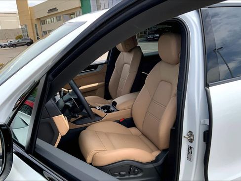 Used 2025 Porsche Cayenne image 7