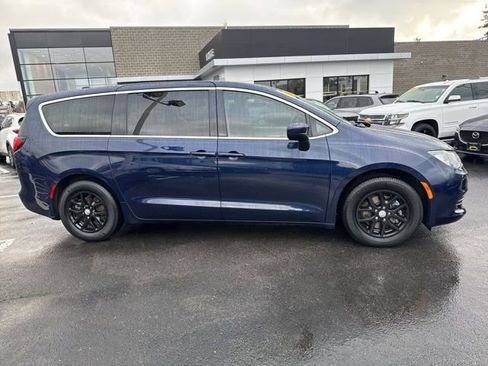 Used 2018 Chrysler Pacifica LX image 5