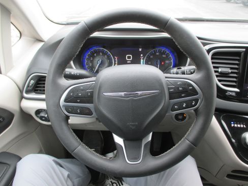 Used 2024 Chrysler Pacifica Touring-L FWD image 21