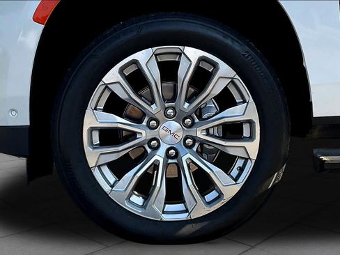 Used 2024 GMC Yukon XL Denali w/ Denali Reserve Package AWD/4WD image 11