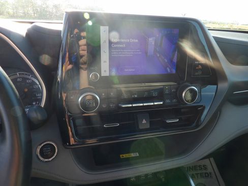 Used 2023 Toyota Highlander XLE image 19