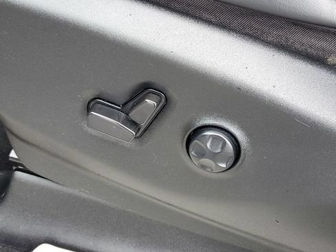 Used 2023 Chrysler Pacifica Touring-L FWD image 9