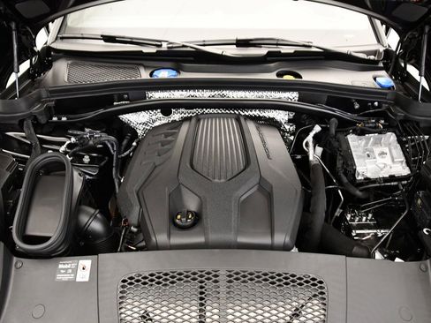 Used 2025 Porsche Macan image 12