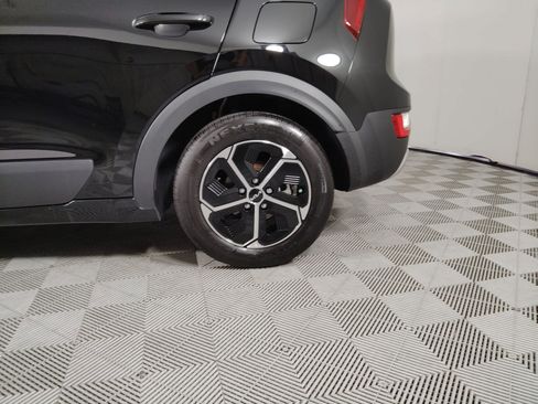 Used 2023 Kia Niro LX image 11