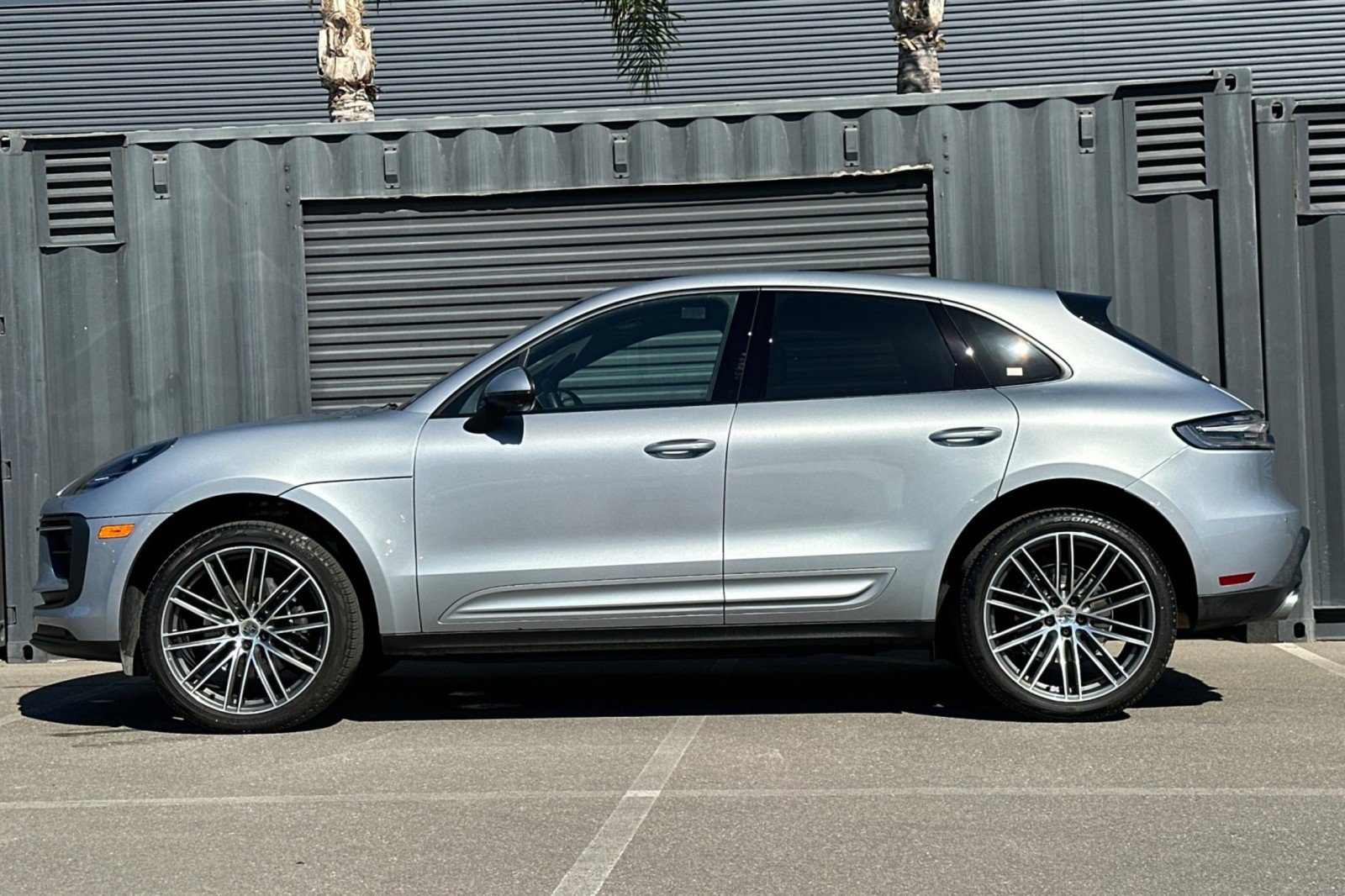 Certified 2025 Porsche Macan AWD/4WD image 2