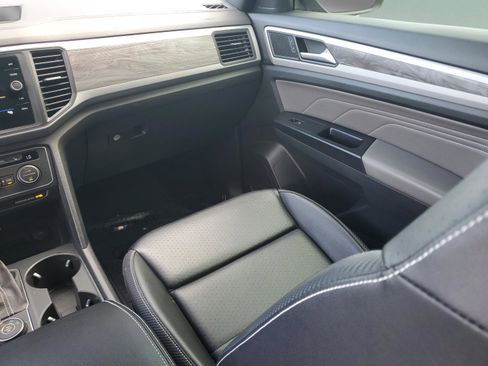 Used 2021 Volkswagen Atlas Cross Sport SE w/ Panoramic Sunroof Package image 17