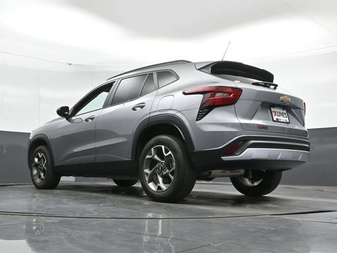 Used 2025 Chevrolet Trax LT FWD image 46