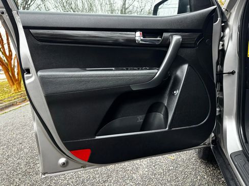 Used 2012 Kia Sorento LX w/ Convenience Pkg image 10