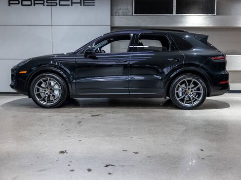 Certified 2023 Porsche Cayenne Turbo AWD/4WD image 2