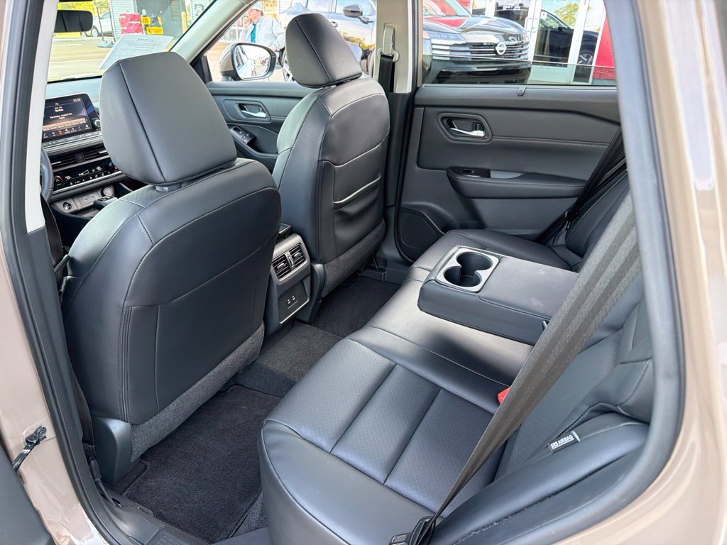 Used 2024 Nissan Rogue SV w/ SV Premium Package FWD image 16
