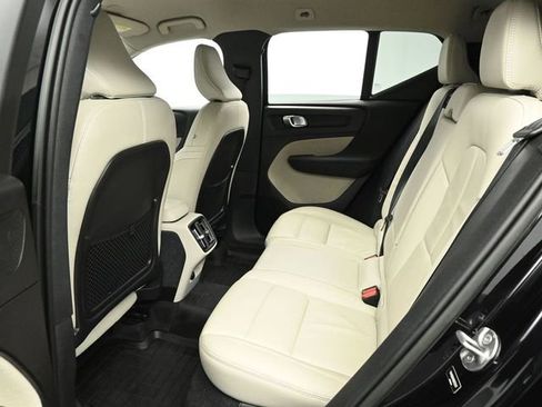 Used 2022 Volvo XC40 T5 Momentum image 14