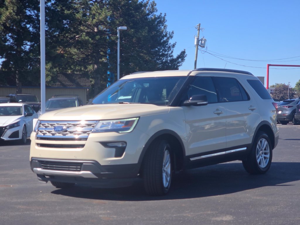 Used 2018 Ford Explorer XLT w/ Equipment Group 202A AWD/4WD image 21