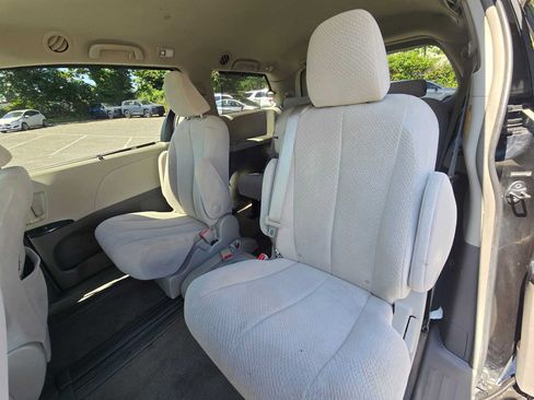 Used 2014 Toyota Sienna LE FWD image 16
