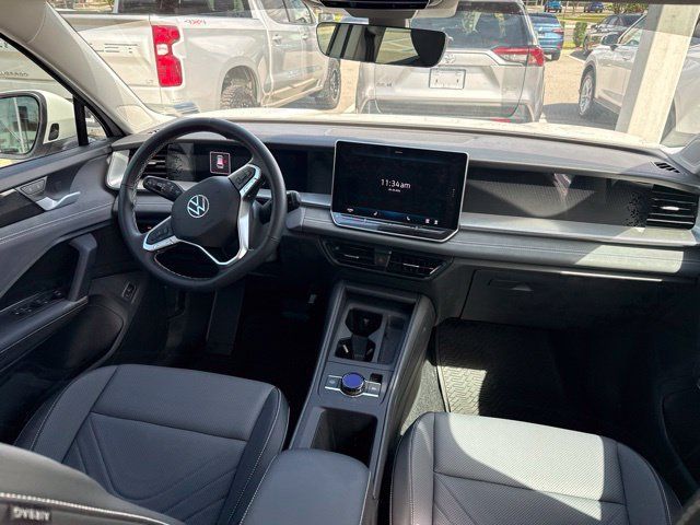 Used 2025 Volkswagen Tiguan SE FWD image 12