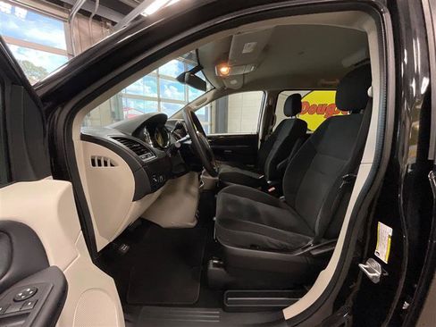 Used 2019 Dodge Grand Caravan SE image 12