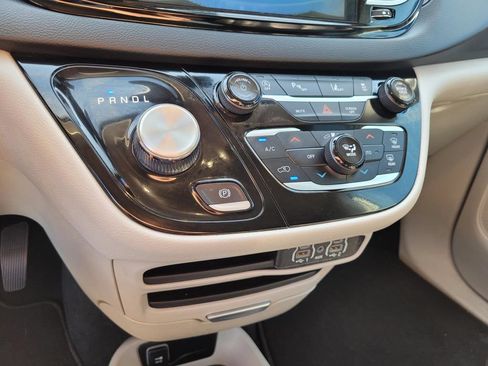 Used 2024 Chrysler Pacifica Touring-L FWD image 20