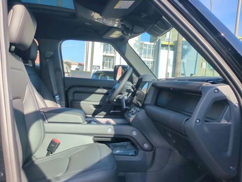 New 2026 Land Rover Defender 130 X-Dynamic SE image 30
