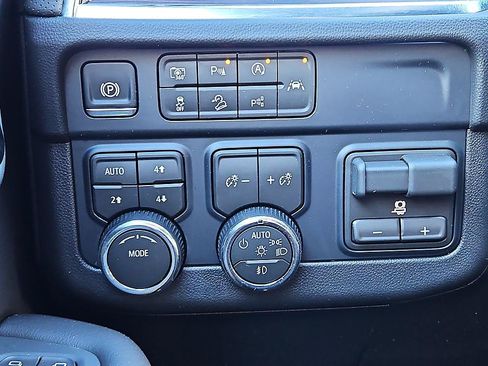 New 2026 Chevrolet Suburban Premier w/ Sun And Tow Package AWD/4WD image 23