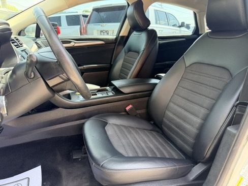 Used 2017 Ford Fusion SE w/ Equipment Group 601A FWD image 9