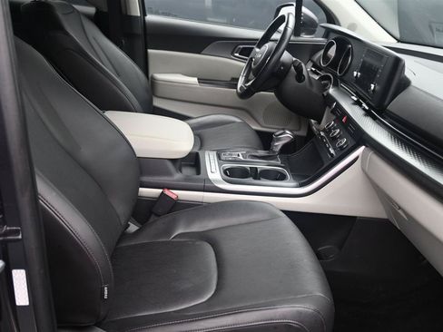 Used 2023 Kia Carnival LX FWD image 9