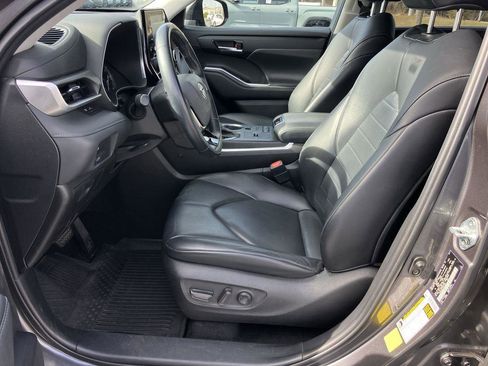 Used 2021 Toyota Highlander XLE image 13