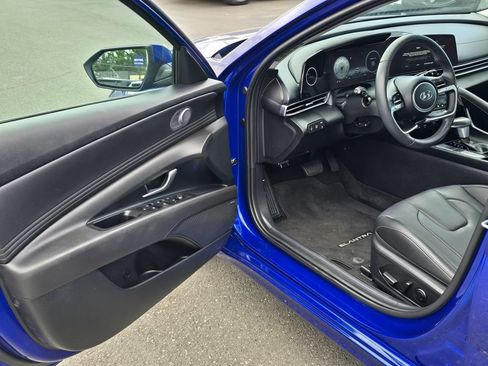 Used 2023 Hyundai Elantra Limited FWD image 17