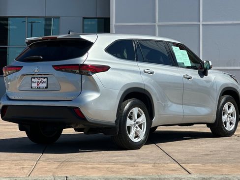 Used 2022 Toyota Highlander LE AWD/4WD image 4