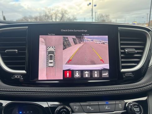 Used 2024 Chrysler Pacifica Select image 28