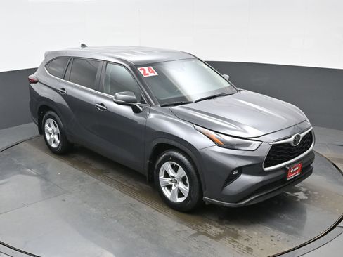 Used 2024 Toyota Highlander LE image 34