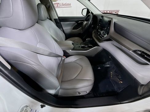 Used 2021 Toyota Highlander XLE AWD/4WD image 34