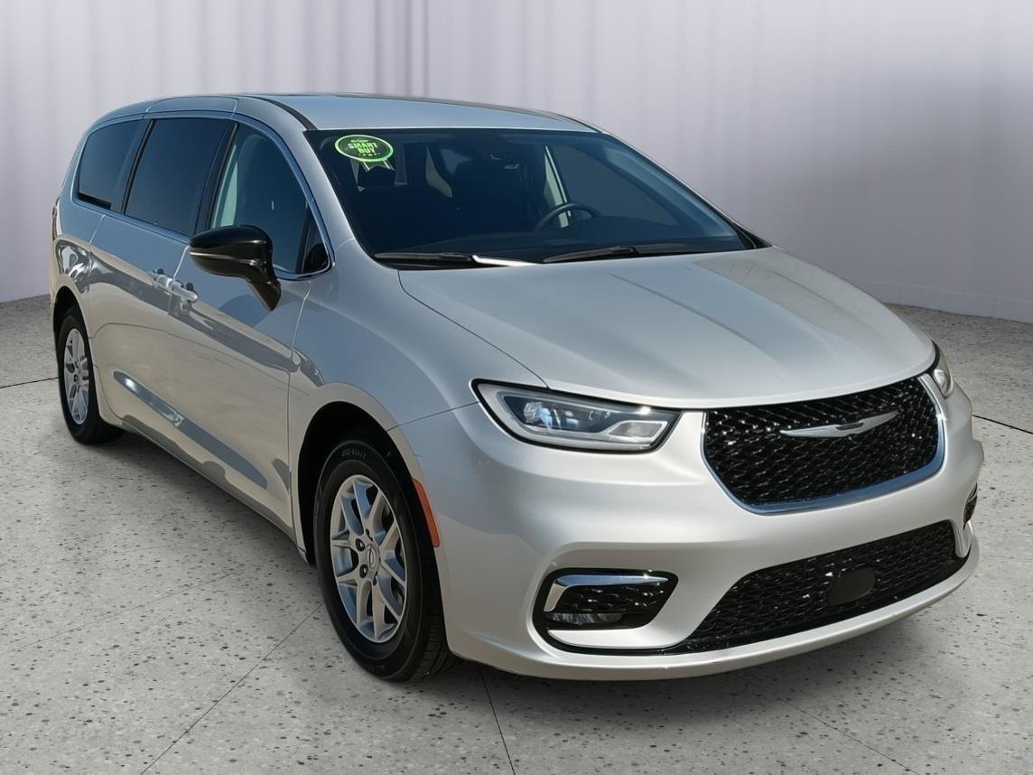 Used 2024 Chrysler Pacifica Touring-L FWD image 7