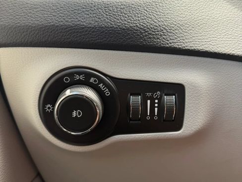 Used 2018 Jeep Compass Latitude w/ Popular Equipment Group FWD image 21