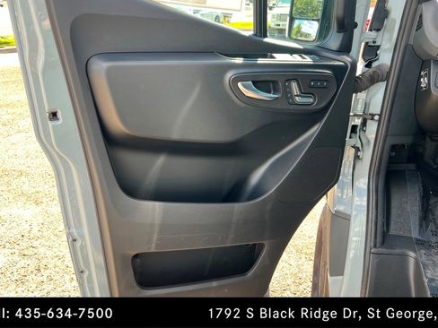 Used 2025 Mercedes-Benz Sprinter 2500 image 14