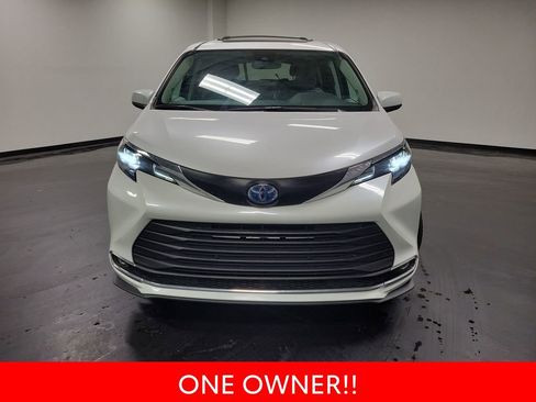 Used 2024 Toyota Sienna XLE w/ XLE Plus Package image 3